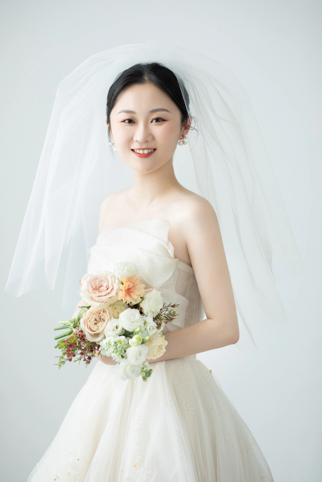 钱梦恬手捧鲜花的婚纱肖像